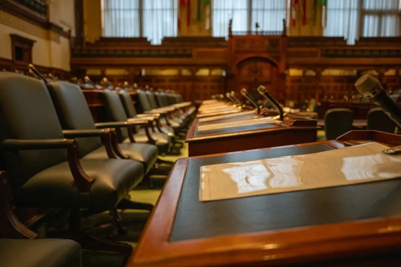 Volti estranei al potere: la professionalizzazione della politica e il vuoto di rappresentanza